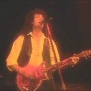 The lyrics TIE YOUR MOTHER DOWN of BRIAN MAY is also present in the album Live at the brixton academy (1993)