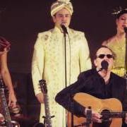 The lyrics PALM TREES, HELICOPTERS AND GASOLINE of JOE BONAMASSA is also present in the album An acoustic evening (2013)